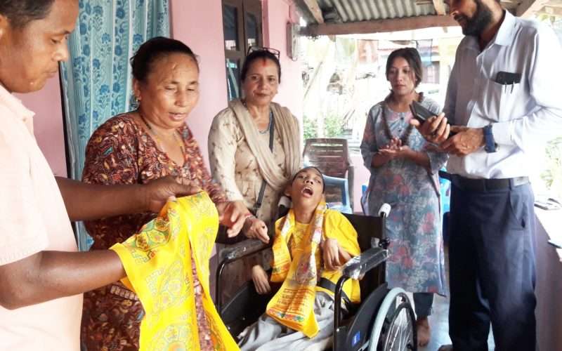बिर्तामोडमा घर घरमै पुगेर अशक्तलाई ह्विवल चियर बितरण