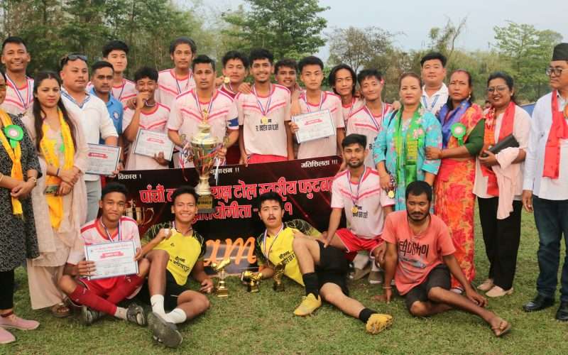 पाँचौ वडा अध्यक्ष फुटबल प्रतियोगितामा सैनिक टोल संयुक्तले जित हात पारेको छ ।