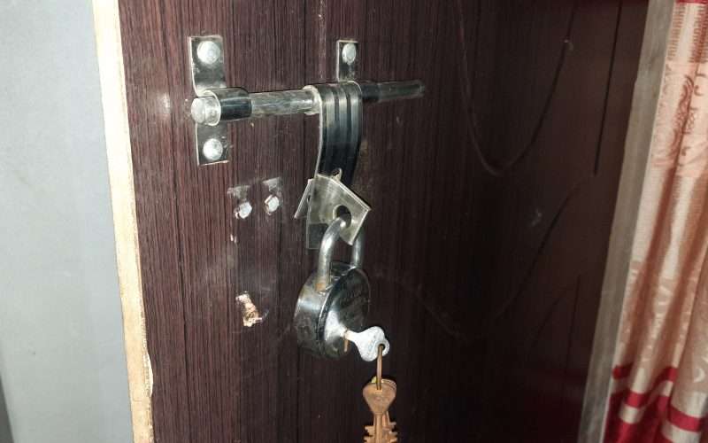 बिर्तामोड १० नमुना टोलमा घरको ताल्चा फोरेर चोरी भएको छ ।