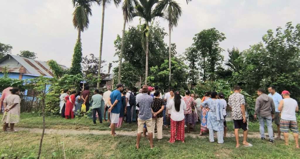 बिर्तामोड १० मा एक जना महिला आँपको रुखमा झुन्डिएको अवस्थामा मृत फेला।