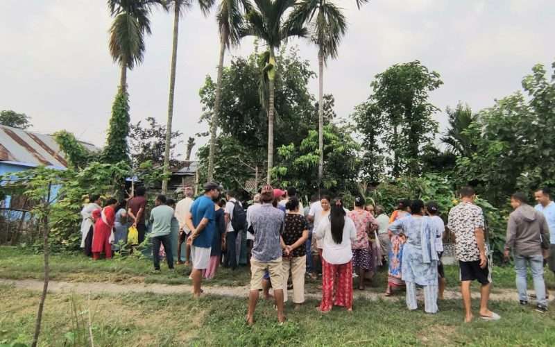 बिर्तामोड १० मा एक जना महिला आँपको रुखमा झुन्डिएको अवस्थामा मृत फेला।
